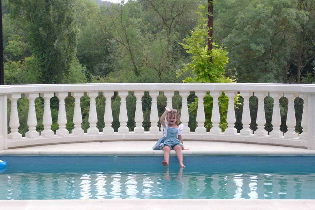 La piscina, con vistas al bosque, soleada y sombría, a la vez.