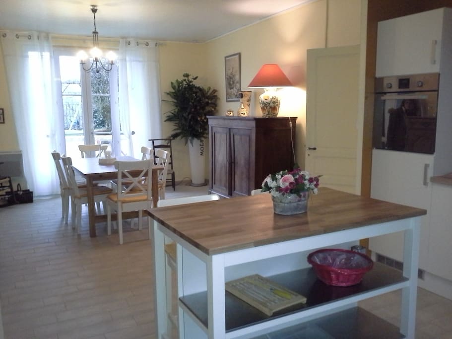 grande piece à vivre 40 m2 avec cuisine équipée