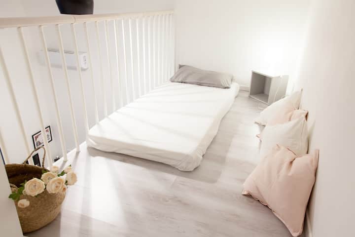 ห้องนอนเดี่ยวในชั้นลอย