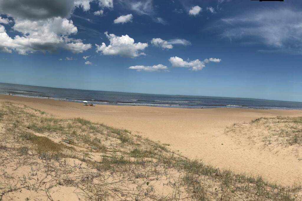 Playa frente al edificio