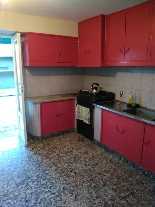 Cocina amoblada con todos los utensilios para cocinar, heladera, microondas, cafetera, etc