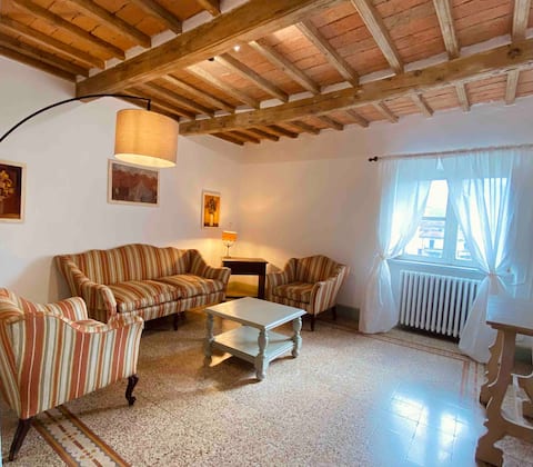 Apartment in the historic center overlooking the river