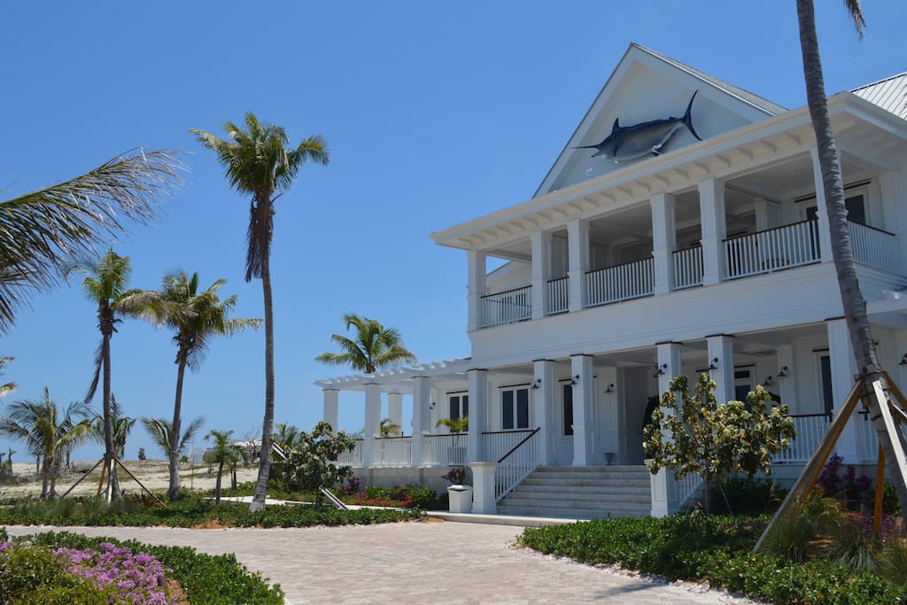 Enjoy all of the amenities our Clubhouse has to offer as a marina guest.