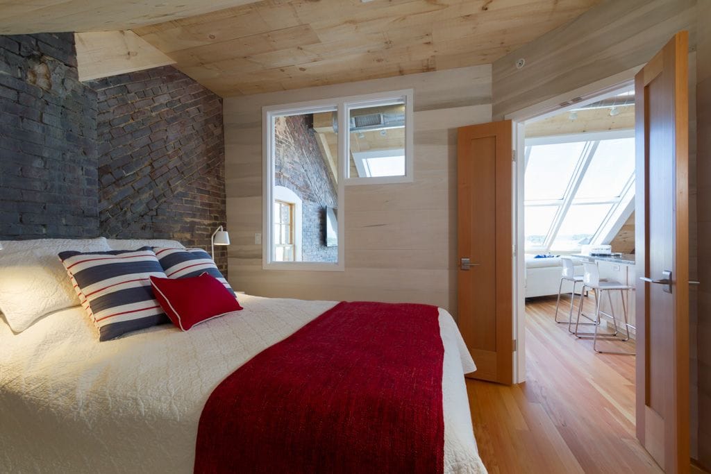 Segundo dormitorio - cama tamaño queen.