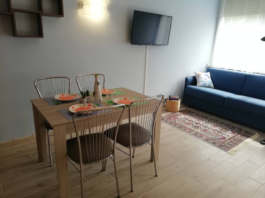 NEW TABLE FOR FOUR
TAVOLO PER QUATTRO PERSONE