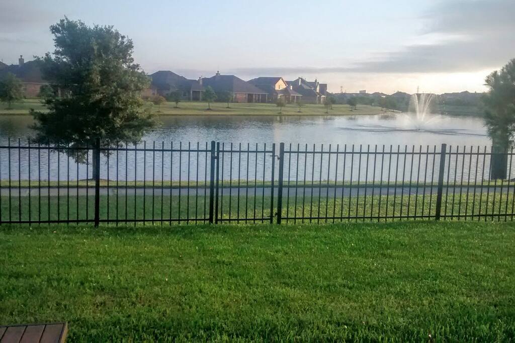 Backyard - direct access to lake and walking path