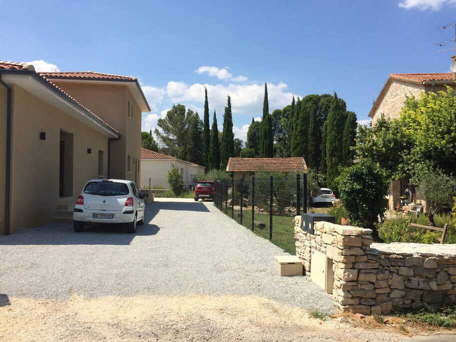 L’entrée de la villa est au fond de l’allée à gauche (Villa avec étage) ; stationnement privatif des véhicules au fond de l’allée.