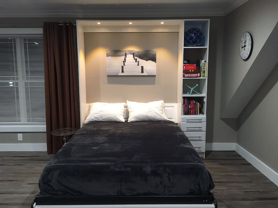 Queen bed, books & games, reading light