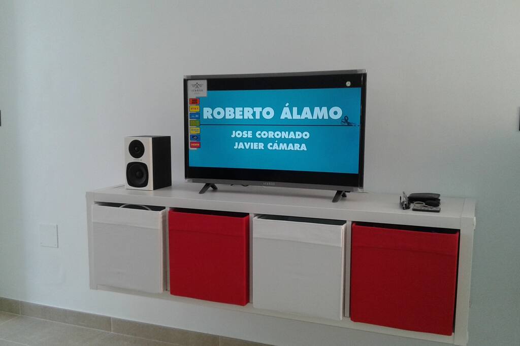 Plasma de 32 pulgadas en habitación y plasma de 50 pulgadas en el salón y alta voz para escuchar música.