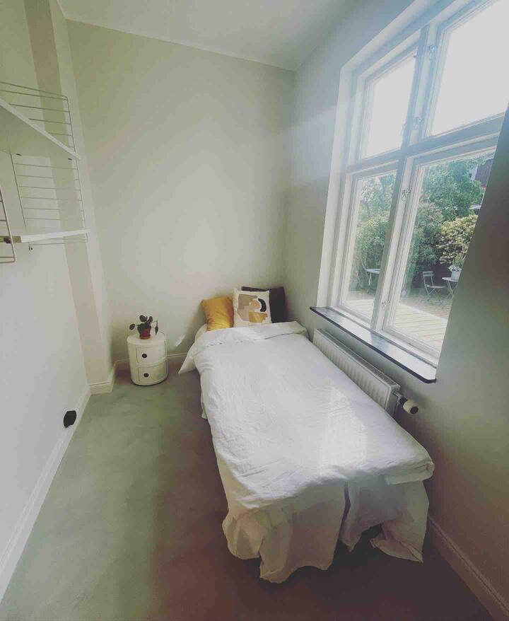 ห้องนอนเสริม (ห้องทำงาน) ชั้นล่าง 