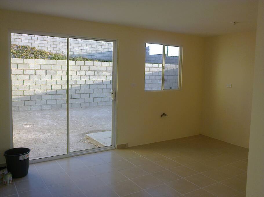 aun sin cocina pero tiene servicios (comedor, refri, estufa, en proceso de completar)
