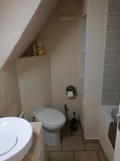 Salle de bain avec wc, lavabo et baignoire