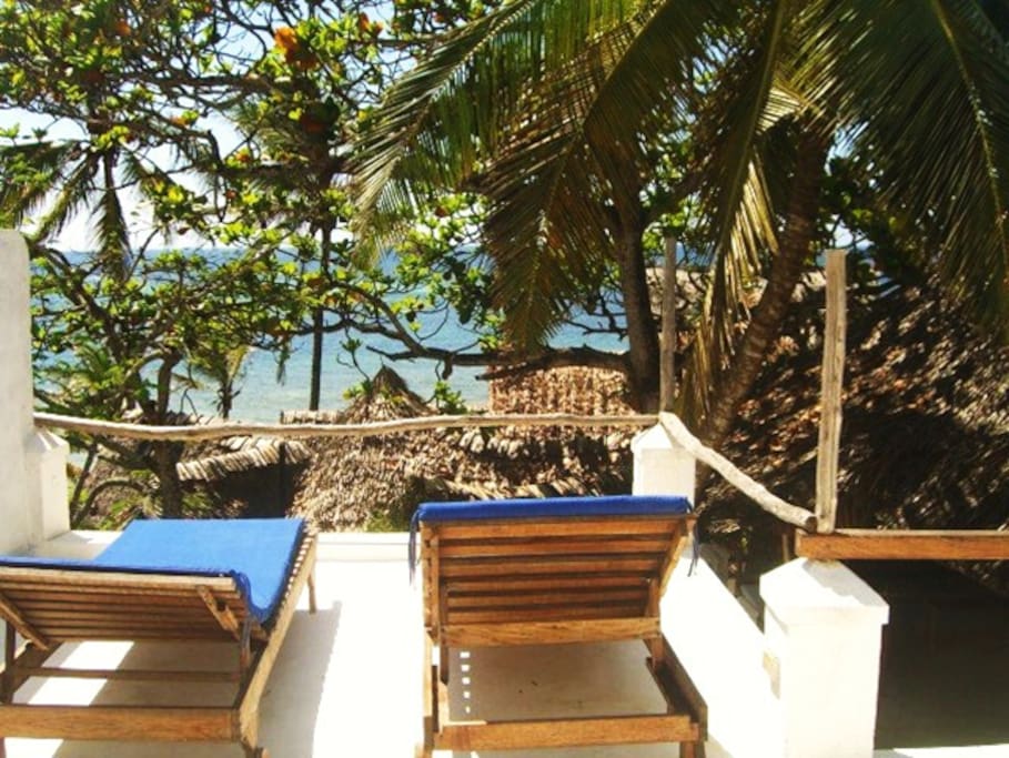 Rooftop (2nd floor) terrace sunbathing area