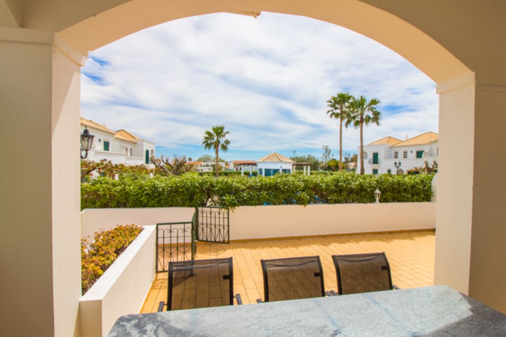 Immense terrasse privative avec salon de jardin