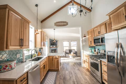 KING BED!  Brand New! Fabulous & Fresh Farmhouse!