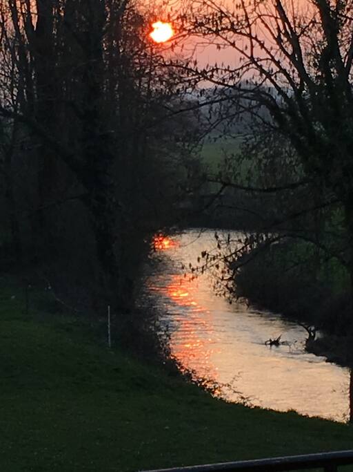 vue le soir de la terrasse au soleil couchant sur la petite rivière