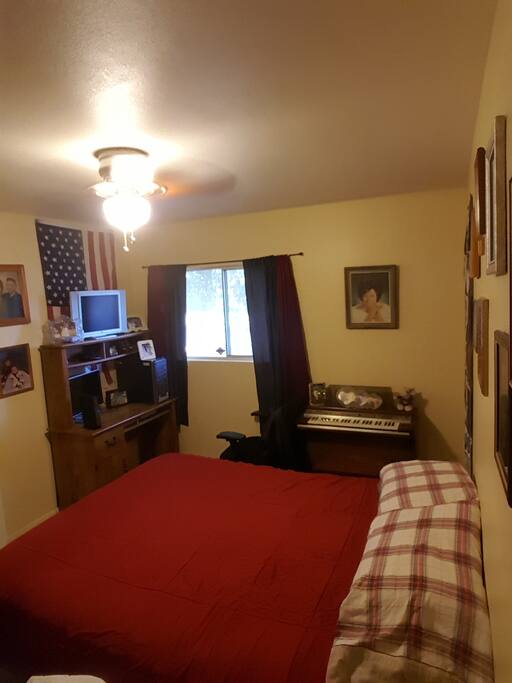 Featured Bedroom: Red, White & Blue