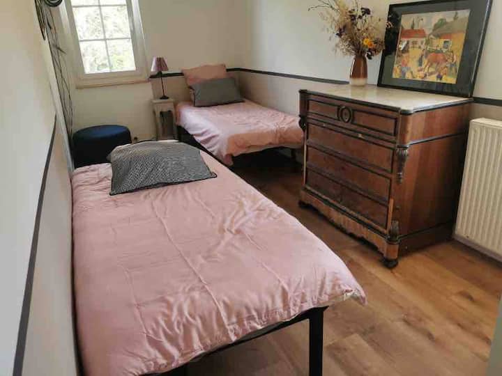 Dormitorios con dos camas de 90, arriba. 