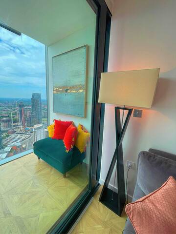 penthouse with skyline views gallery image 5