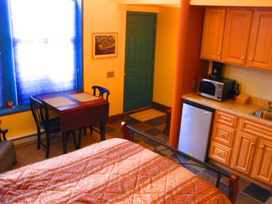 Kitchenette, dining table & chairs, private entrance.