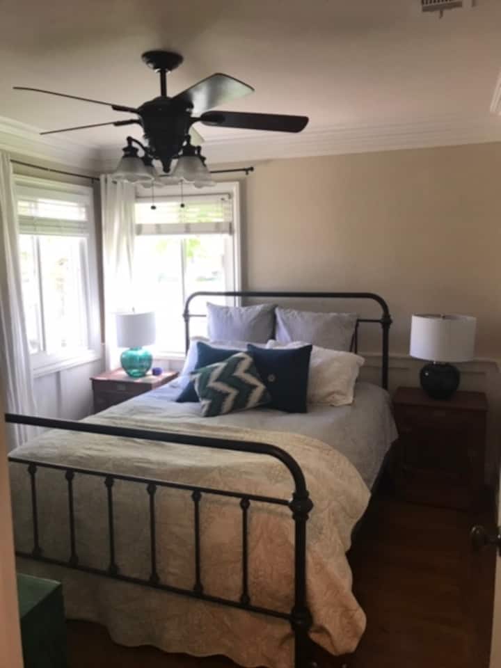 Kitanda cha Mgeni Nambari 1 chenye Kitanda cha Ukubwa wa Queen