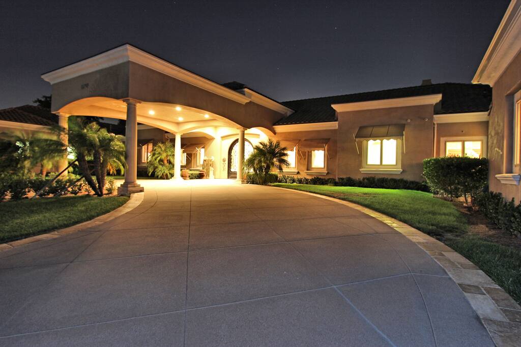 Executive Semi-Circular Driveway