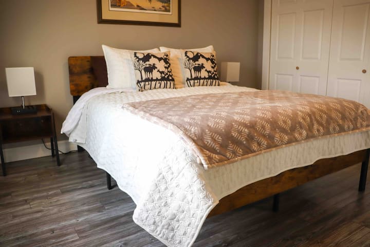 Spálňa s manželskou posteľou Queen #1 na poschodí