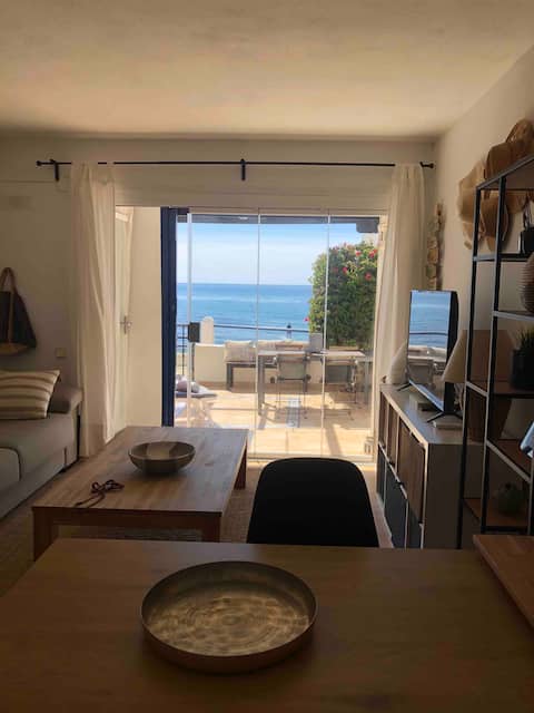 Anuncio de Airbnb popular: Cosy front line beach apartment en Mijas