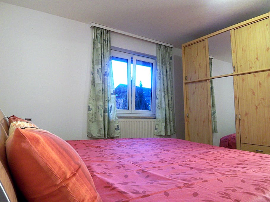 Schlafzimmer 1 mit Doppelbett