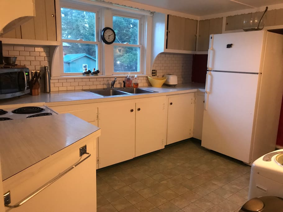 Lovely kitchen with everything you could need coffee, microwave, oven as well as a mini washer and dryer.