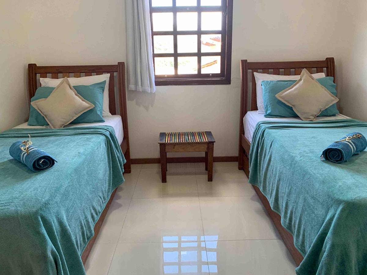 Chumba cha 2: 
ina vitanda 2 vya mtu mmoja + 1 msaidizi, kiyoyozi, dirisha lenye pazia la kuzima, meza na kiti. Tunatoa taulo ya kuogea, shuka ya elastic na sanduku la mto. 
Obs. Hatutoi duvets, mablanketi au vitanda. 