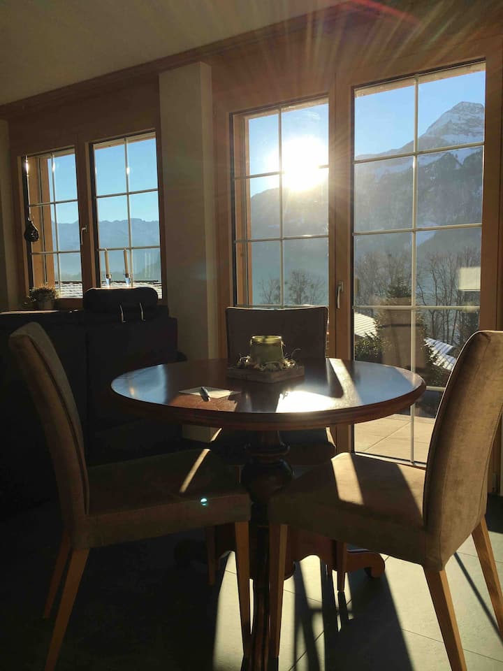 Z jedálenského stola budú mať hostia fantastický výhľad na hory.