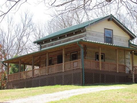 Redwing Retreat: A Secluded Cabin in Ohio