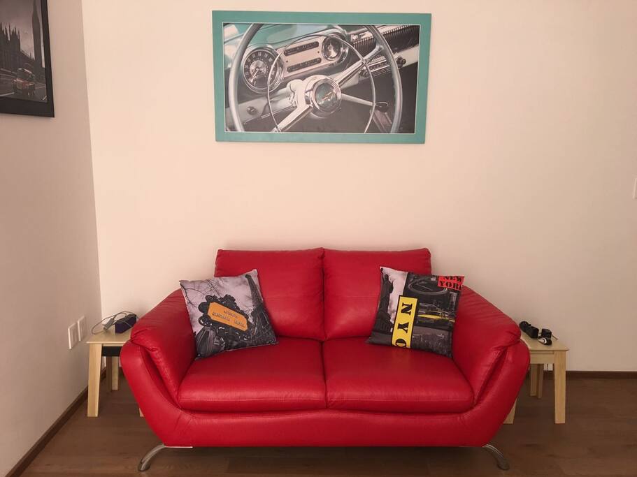 Cómodo love seat.