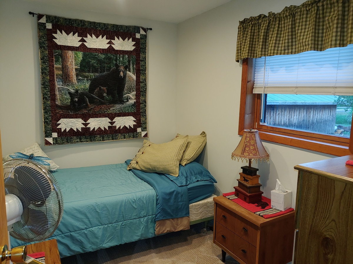 Tretia spálňa je samostatná posteľ, komoda, nočný stolík a malá truhlica s posteľnou bielizňou a stolovým ventilátorom. 