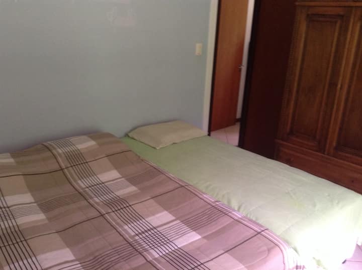 Dhoma nr.1  - 1 suitë kanadeze me 1 krevat dopio, 1 krevat tek dhe 1 krevat dopio