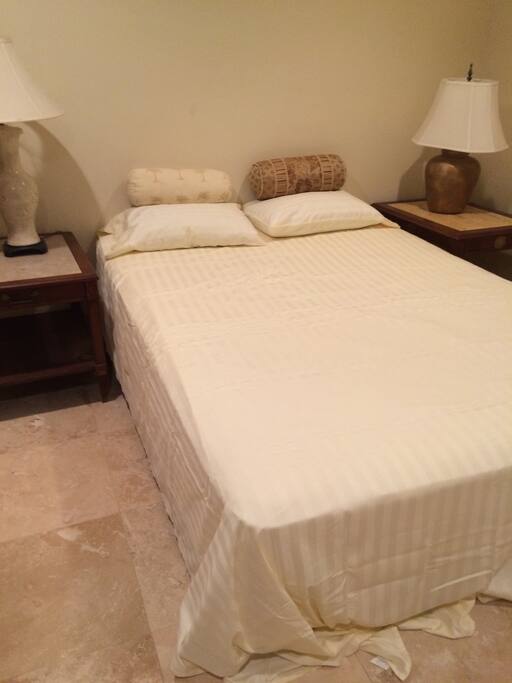Bedroom 1 (queen bed)