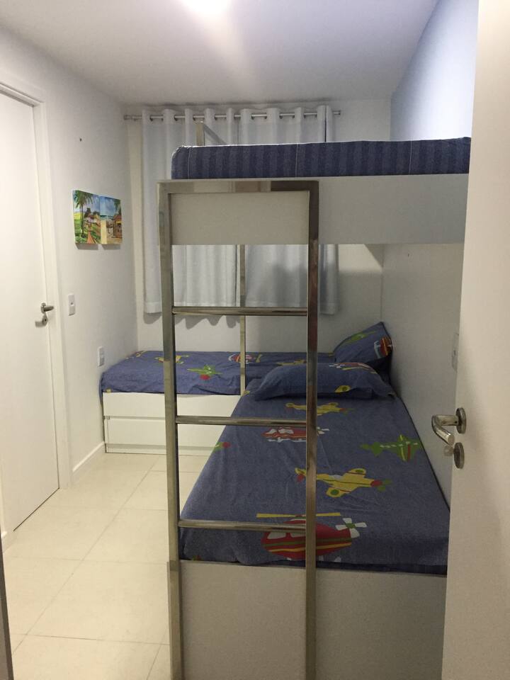 Tercera suite con una litera y dos camas individuales más ( una debajo de la cama inferior de la litera y la otra contra la pared