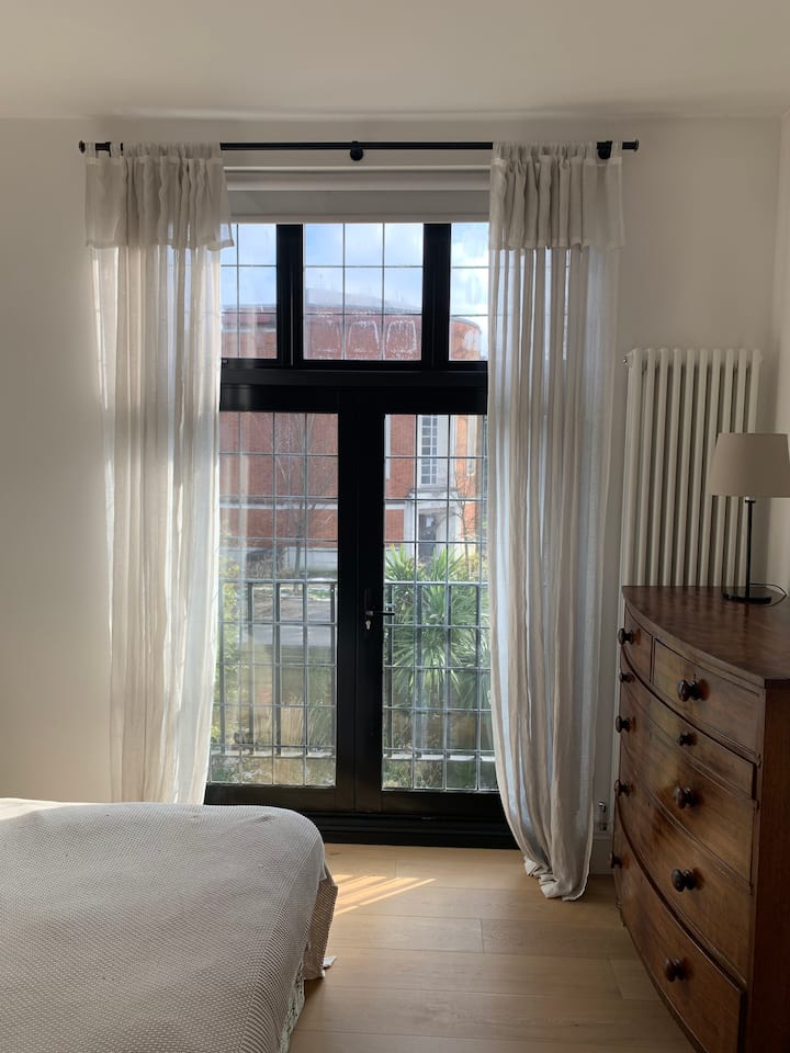 Veľká spálňa s manželskou posteľou, zásuvkami a vstavanými skrinkami. Táto izba sa môže pochváliť aj balkónom Juliette a vlastnou kúpeľňou.  