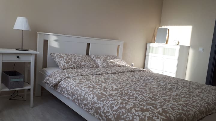 Chumba cha kulala chenye mwanga wa mchana