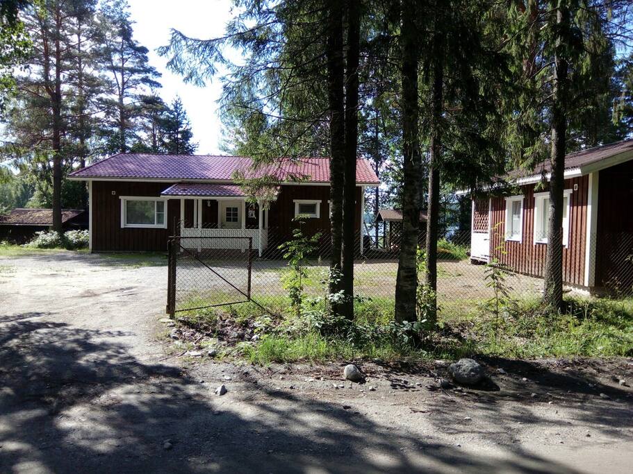 посередине большой дом, справа средний домик, дальше слева маленький домик