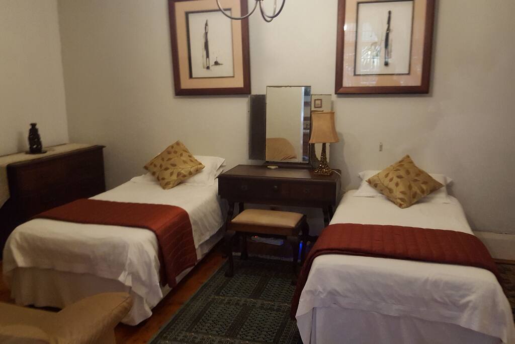 Bedroom with 2 beds and en÷suite bathroom