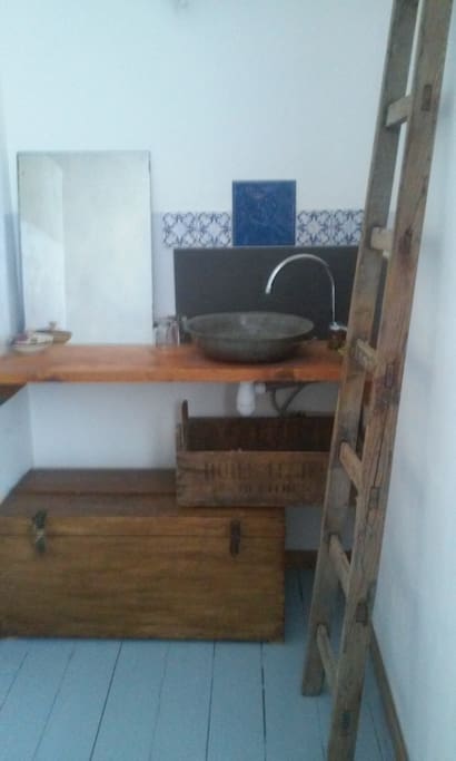 Coin lavabo dans la chambre,salle de bain commune à côté.
