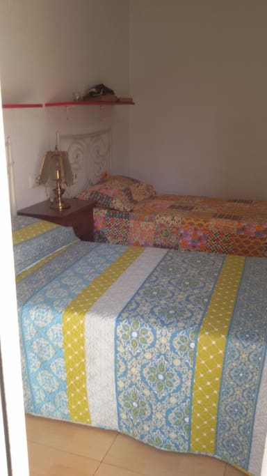 Dormitorio luminoso con camas!!!