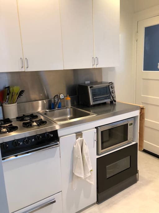 Stove, microwave and toaster oven. Microwave popcorn and snacks in the pantry.