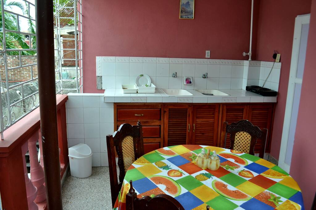 Este es su cocina y Terraza donde puedes estar cocinando o disfrutando del buen cafe y tomar el buen sol cubano