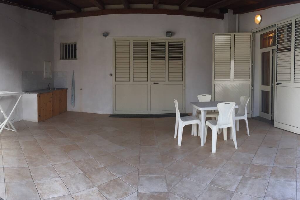veranda privata per mangiare all'aperto a disposizione esclusivamente dell'ospite