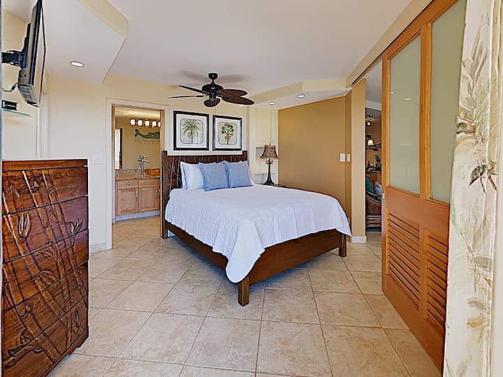 Chumba cha kulala kilichopambwa vizuri, kilicho na kitanda cha ukubwa wa malkia cha kifahari