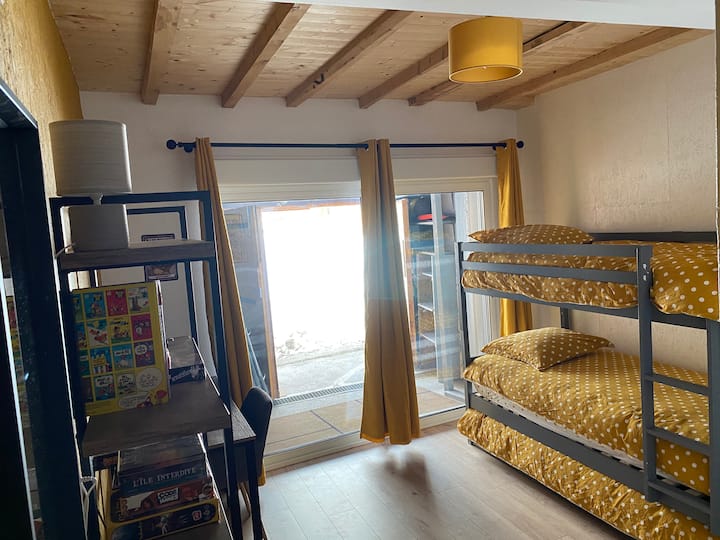 החדר הצהוב עם תצורה לשני אנשים