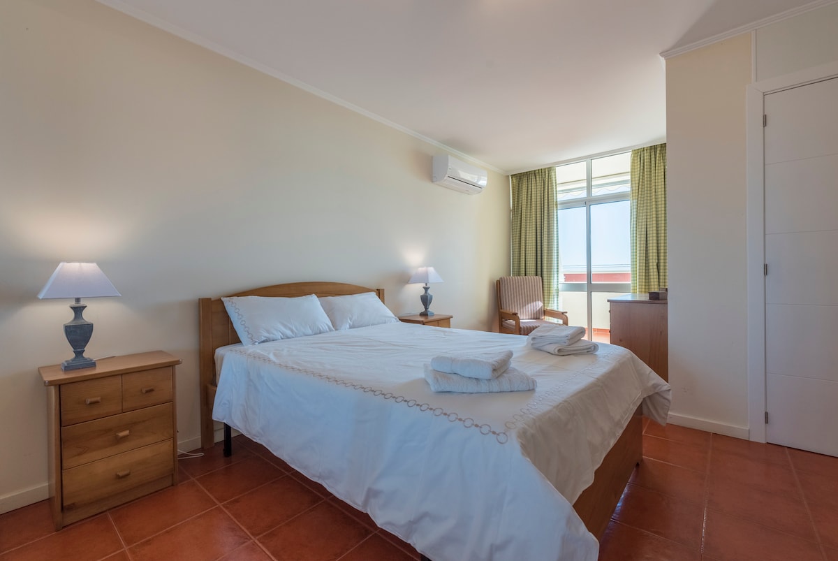 חדר שינה ראשי מרווח עם מיזוג אוויר וחימום 